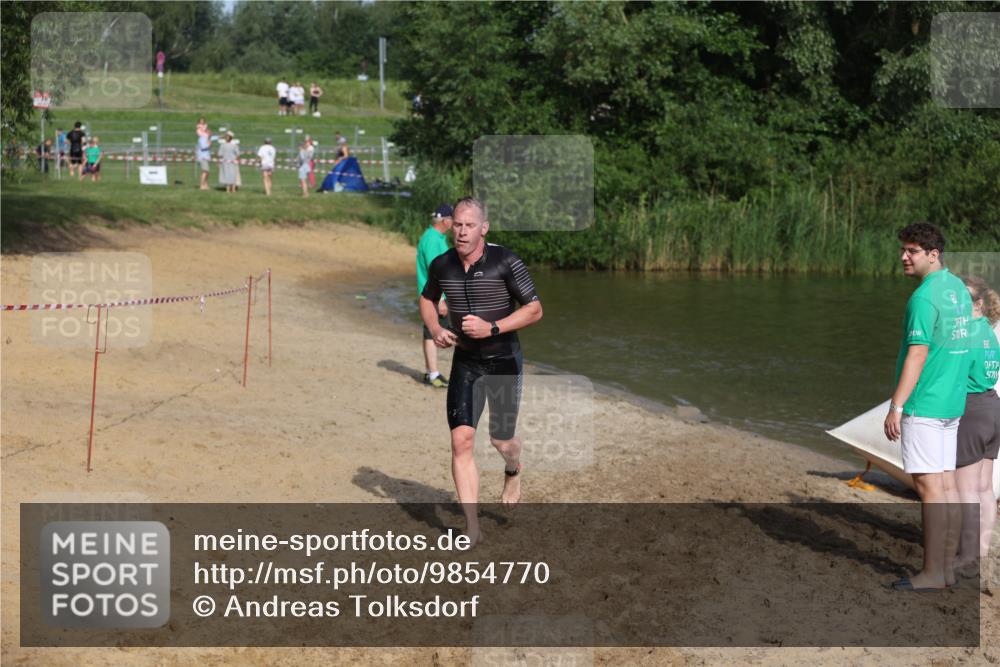 21.06.2026 - 29. Vierlanden-Triathlon Andreas Tolksdorf http://msf.ph/oto/9854770 21.06.2026 08:49:43 Schwimmen 153 meine-sportfotos.de