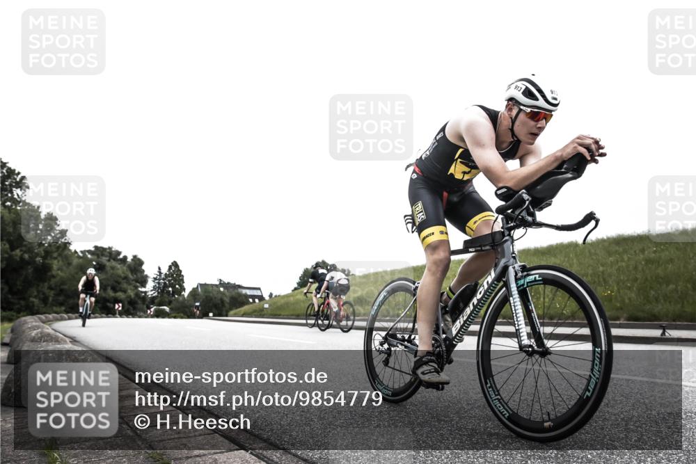 21.06.2026 - 29. Vierlanden-Triathlon H.Heesch http://msf.ph/oto/9854779 21.06.2026 12:06:13 Radfahren 264, 752, 829, 913, 919, 941, 956, 965, 972, 975 meine-sportfotos.de