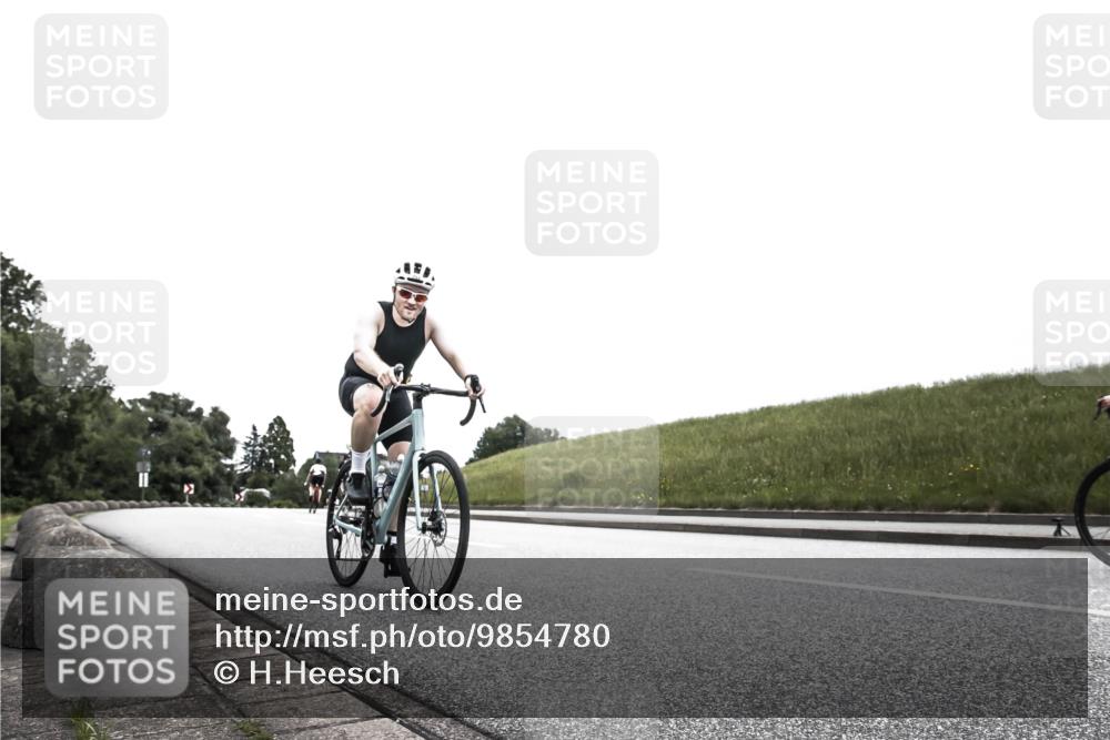 21.06.2026 - 29. Vierlanden-Triathlon H.Heesch http://msf.ph/oto/9854780 21.06.2026 12:06:15 Radfahren 752, 829, 913 meine-sportfotos.de