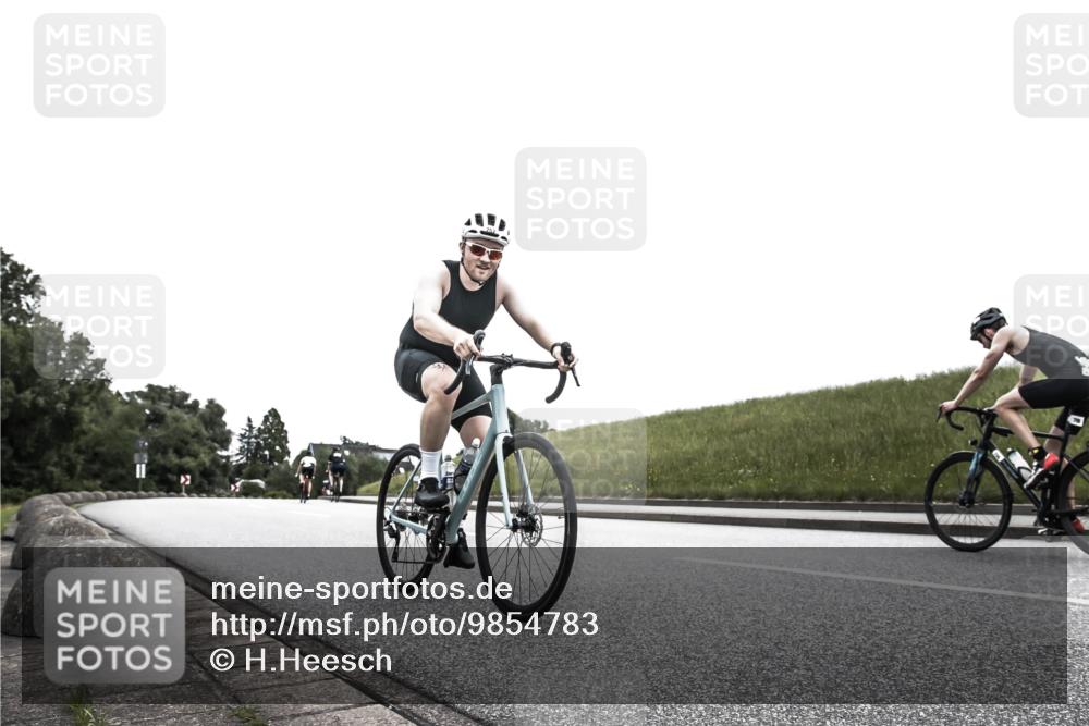 21.06.2026 - 29. Vierlanden-Triathlon H.Heesch http://msf.ph/oto/9854783 21.06.2026 12:06:15 Radfahren 752, 829, 913 meine-sportfotos.de