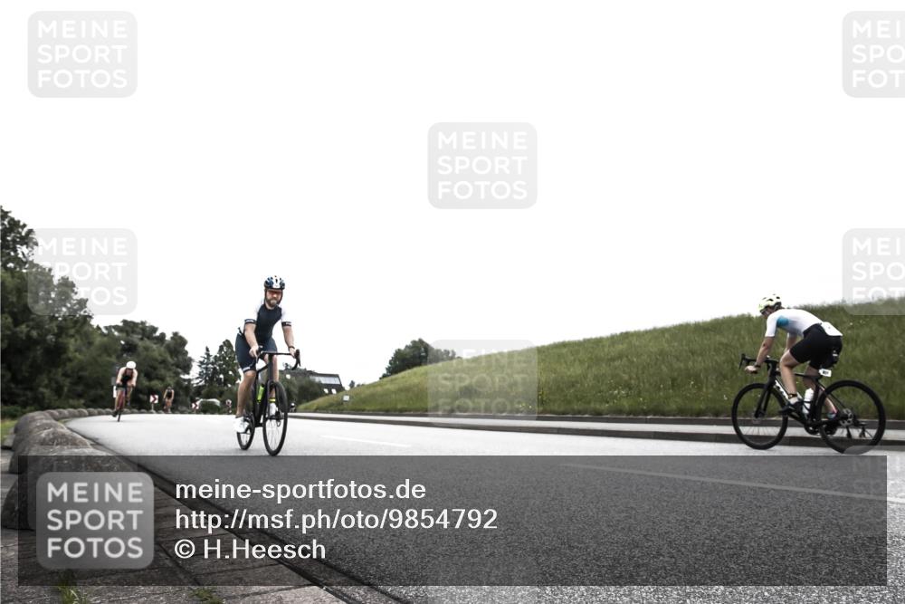 21.06.2026 - 29. Vierlanden-Triathlon H.Heesch http://msf.ph/oto/9854792 21.06.2026 12:06:27 Radfahren 754, 833, 970, 971 meine-sportfotos.de