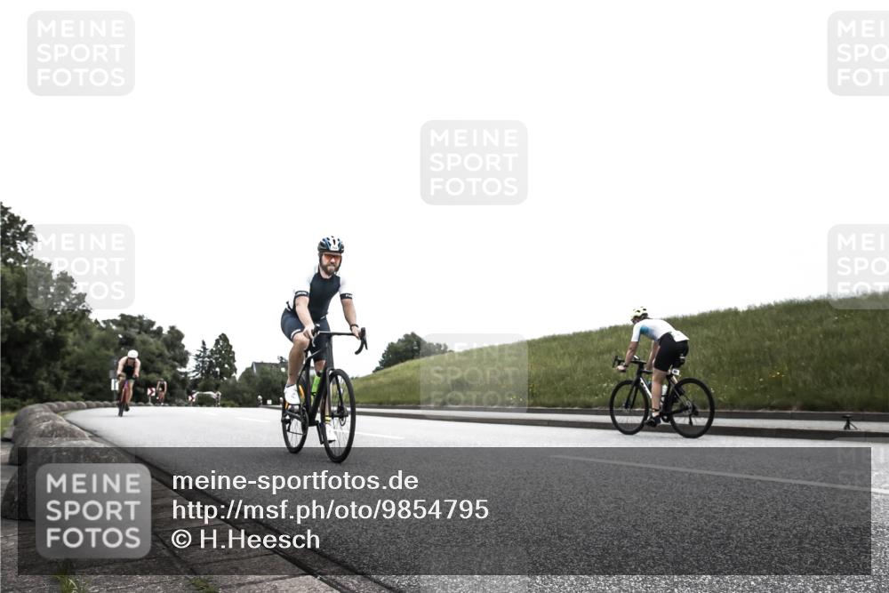 21.06.2026 - 29. Vierlanden-Triathlon H.Heesch http://msf.ph/oto/9854795 21.06.2026 12:06:27 Radfahren 754, 833, 970, 971 meine-sportfotos.de