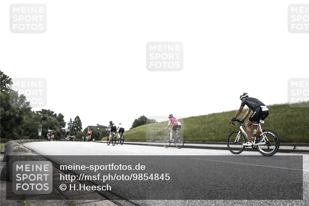 21.06.2026 - 29. Vierlanden-Triathlon H.Heesch http://msf.ph/oto/9854845 21.06.2026 12:06:54 Radfahren 739, 769, 847, 889, 974 meine-sportfotos.de
