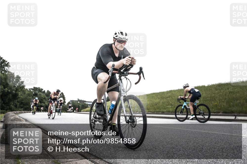 21.06.2026 - 29. Vierlanden-Triathlon H.Heesch http://msf.ph/oto/9854858 21.06.2026 12:06:59 Radfahren 638, 739, 769, 847, 910, 946, 952, 953 meine-sportfotos.de