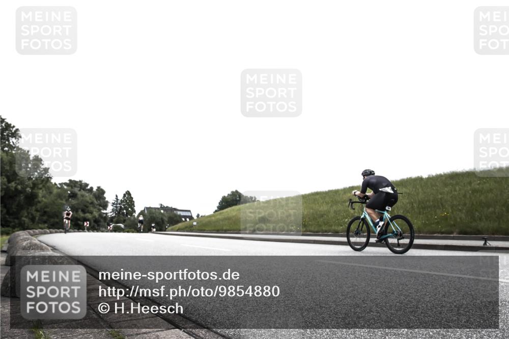 21.06.2026 - 29. Vierlanden-Triathlon H.Heesch http://msf.ph/oto/9854880 21.06.2026 12:07:02 Radfahren 638, 768, 910, 946, 952, 953 meine-sportfotos.de
