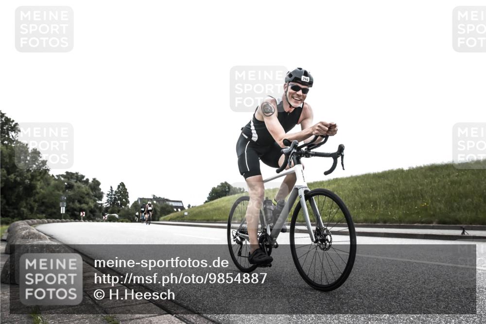 21.06.2026 - 29. Vierlanden-Triathlon H.Heesch http://msf.ph/oto/9854887 21.06.2026 12:07:05 Radfahren 712, 768 meine-sportfotos.de