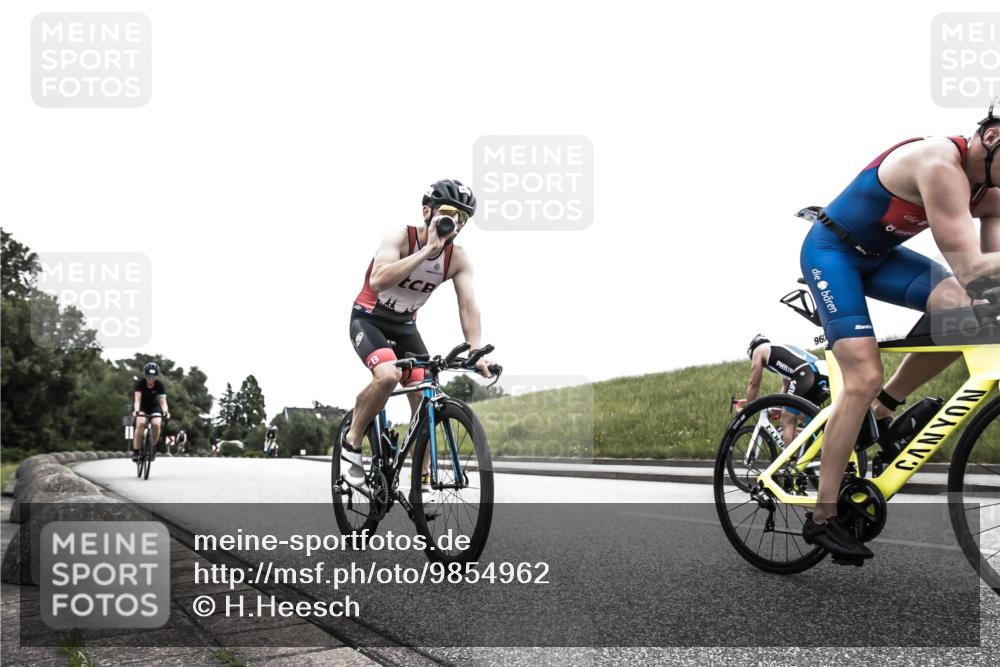 21.06.2026 - 29. Vierlanden-Triathlon H.Heesch http://msf.ph/oto/9854962 21.06.2026 12:08:03 Radfahren 674, 682, 884, 895, 922, 945, 960 meine-sportfotos.de