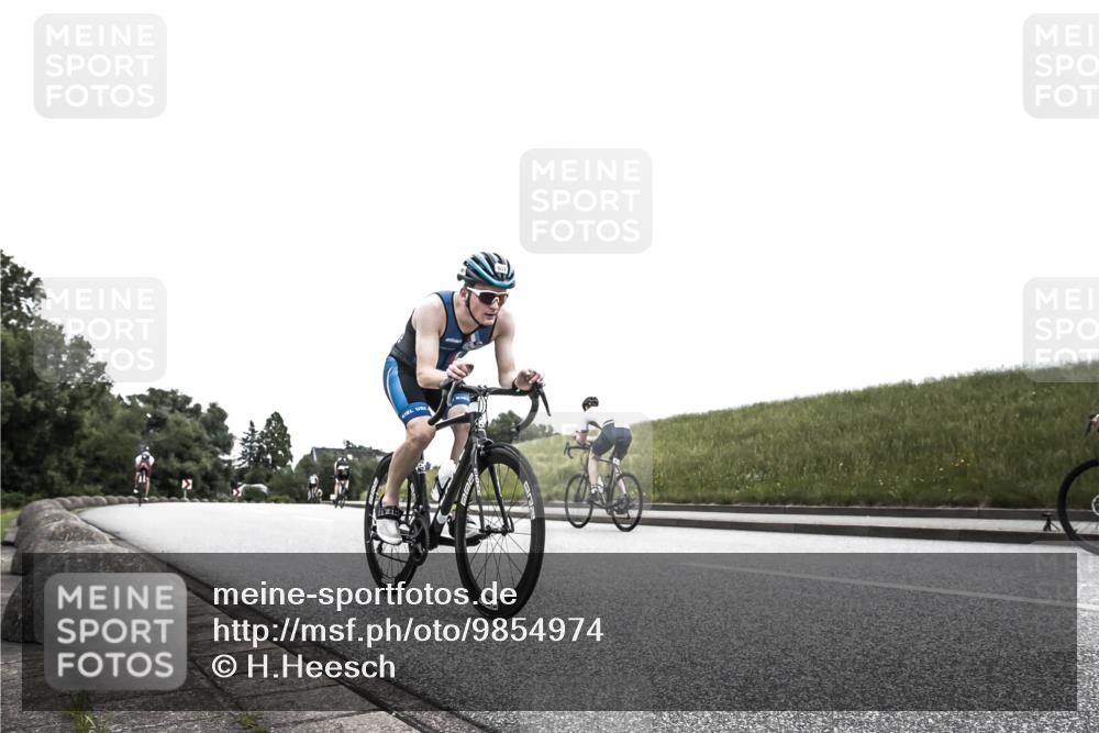 21.06.2026 - 29. Vierlanden-Triathlon H.Heesch http://msf.ph/oto/9854974 21.06.2026 12:08:08 Radfahren 884, 907, 981 meine-sportfotos.de