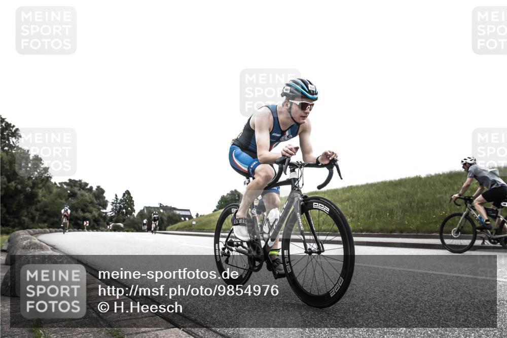 21.06.2026 - 29. Vierlanden-Triathlon H.Heesch http://msf.ph/oto/9854976 21.06.2026 12:08:08 Radfahren 884, 907, 981 meine-sportfotos.de