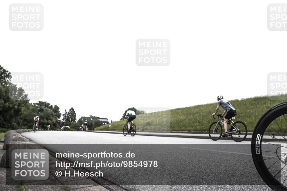21.06.2026 - 29. Vierlanden-Triathlon H.Heesch http://msf.ph/oto/9854978 21.06.2026 12:08:08 Radfahren 884, 907, 981 meine-sportfotos.de