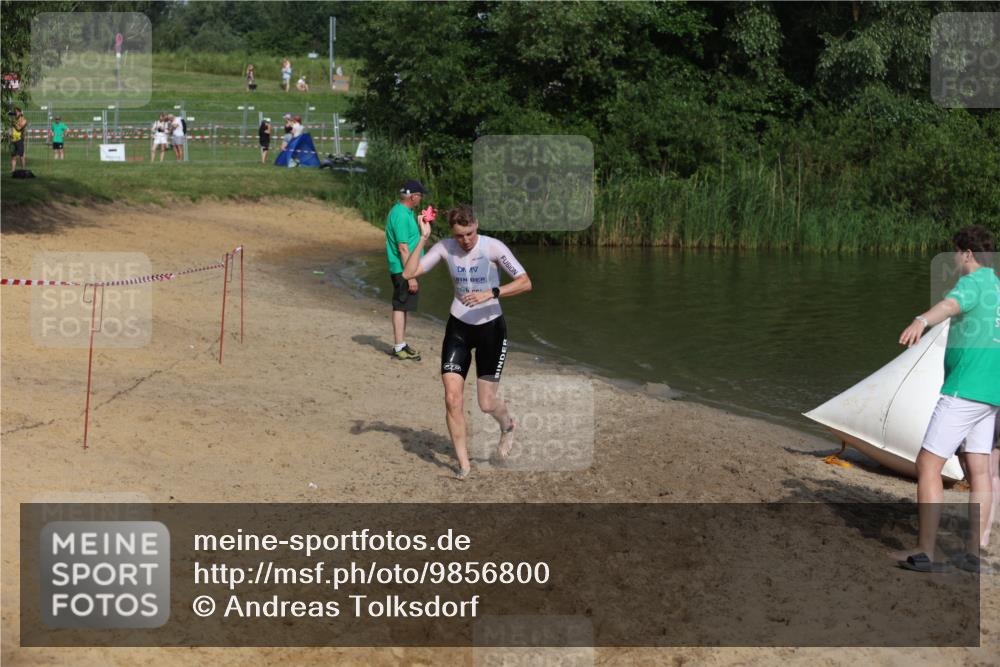 21.06.2026 - 29. Vierlanden-Triathlon Andreas Tolksdorf http://msf.ph/oto/9856800 21.06.2026 08:58:45 Schwimmen 229, 275 meine-sportfotos.de