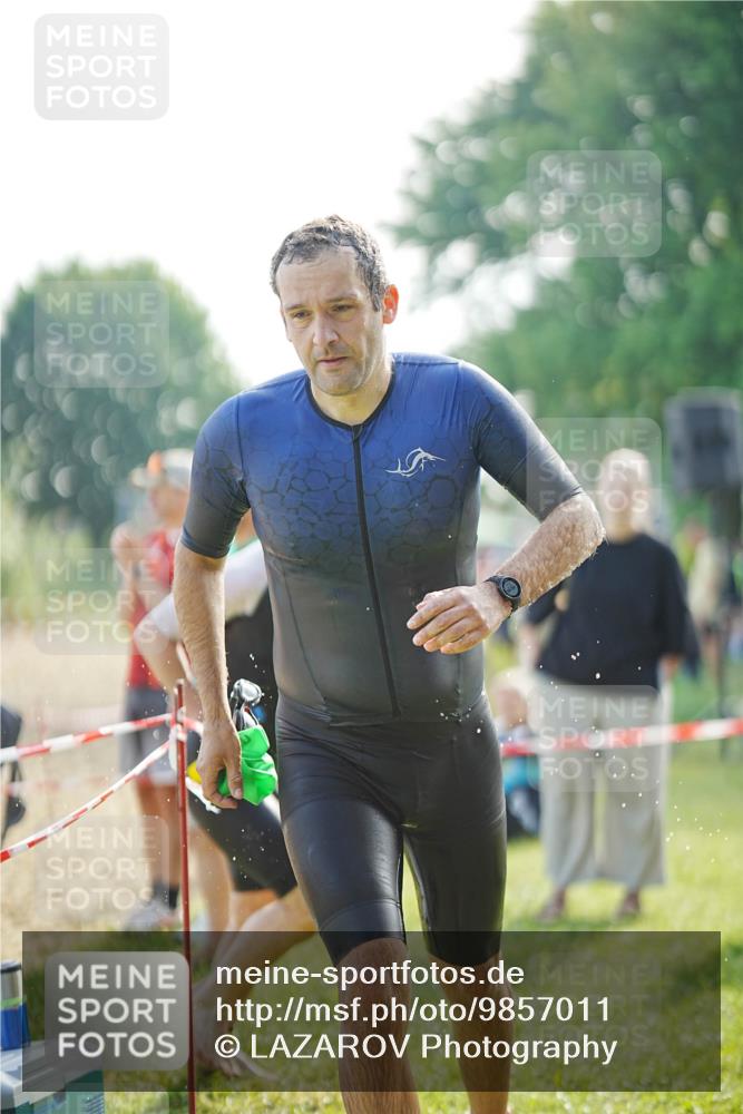 21.06.2026 - 29. Vierlanden-Triathlon LAZAROV Photography http://msf.ph/oto/9857011 21.06.2026 08:54:04 Schwimmen 122, 126, 146, 176 meine-sportfotos.de