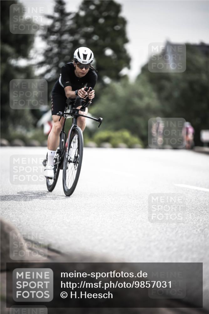 21.06.2026 - 29. Vierlanden-Triathlon H.Heesch http://msf.ph/oto/9857031 21.06.2026 10:29:08 Radfahren 16, 244, 247, 494, 603 meine-sportfotos.de