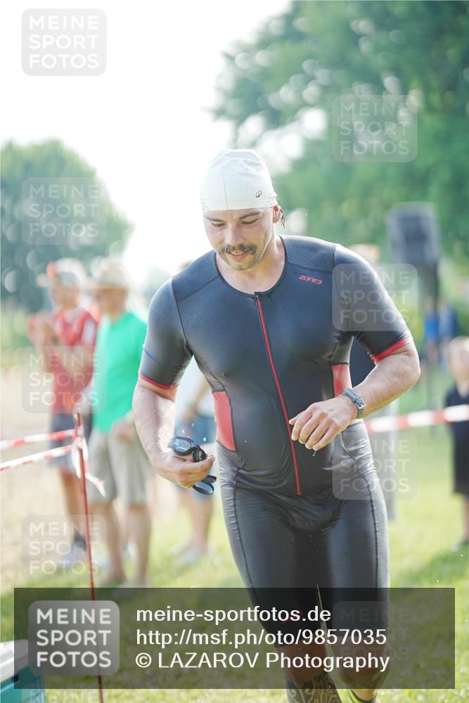 21.06.2026 - 29. Vierlanden-Triathlon LAZAROV Photography http://msf.ph/oto/9857035 21.06.2026 08:54:26 Schwimmen 93 meine-sportfotos.de