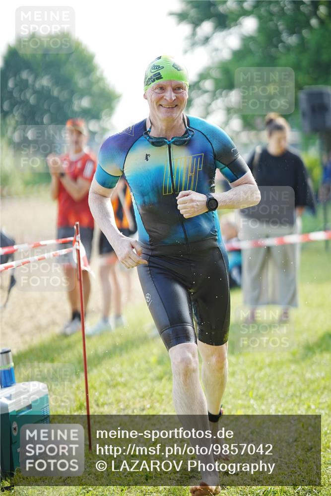 21.06.2026 - 29. Vierlanden-Triathlon LAZAROV Photography http://msf.ph/oto/9857042 21.06.2026 08:54:37 Schwimmen 213 meine-sportfotos.de