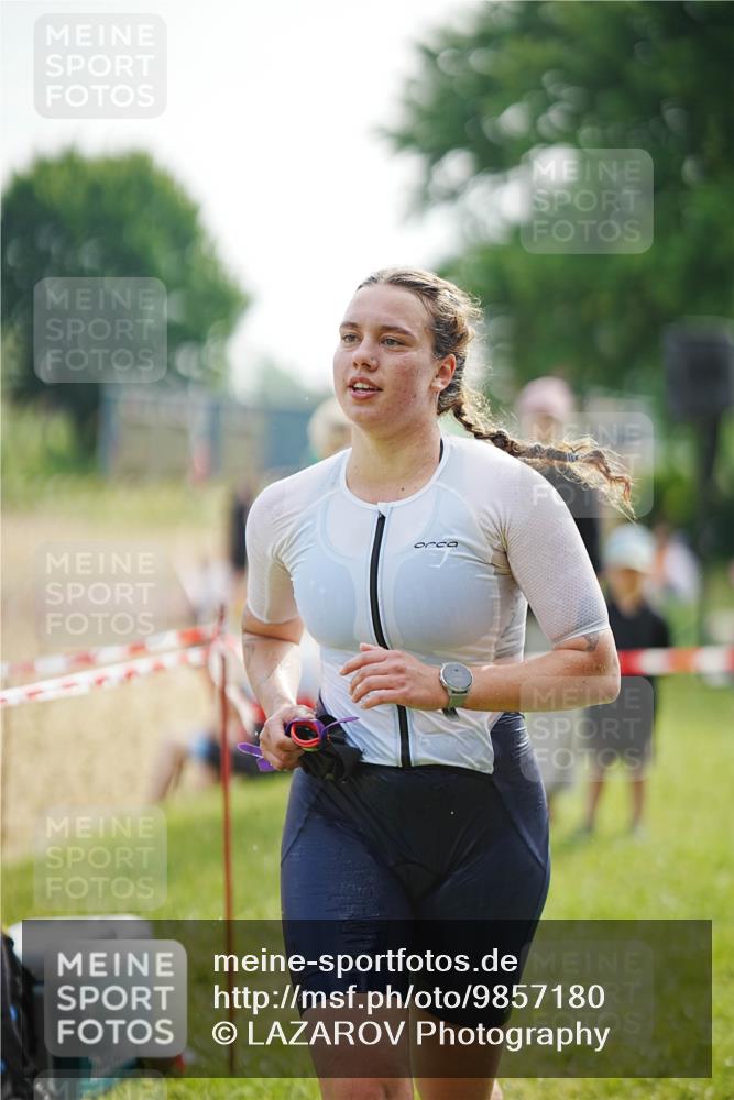 21.06.2026 - 29. Vierlanden-Triathlon LAZAROV Photography http://msf.ph/oto/9857180 21.06.2026 09:15:12 Schwimmen 248, 269, 294 meine-sportfotos.de