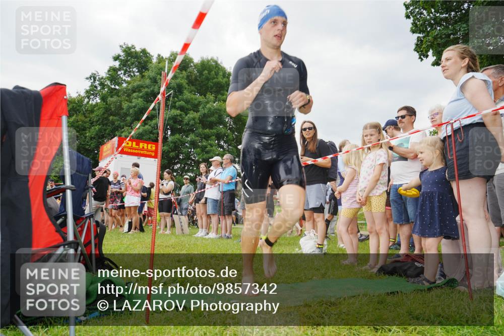 21.06.2026 - 29. Vierlanden-Triathlon LAZAROV Photography http://msf.ph/oto/9857342 21.06.2026 09:56:12 Schwimmen 329, 381, 389 meine-sportfotos.de