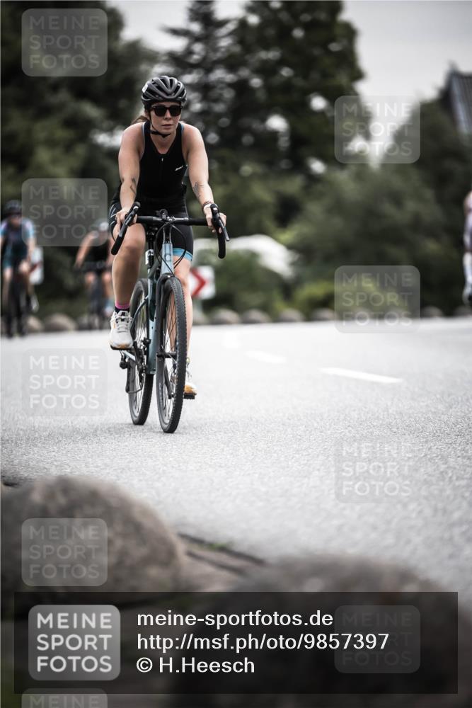 21.06.2026 - 29. Vierlanden-Triathlon H.Heesch http://msf.ph/oto/9857397 21.06.2026 10:29:34 Radfahren 15, 516, 524, 581, 605 meine-sportfotos.de