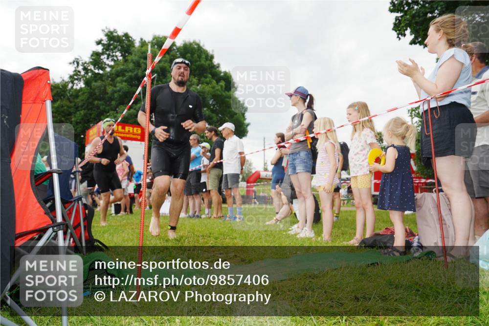 21.06.2026 - 29. Vierlanden-Triathlon LAZAROV Photography http://msf.ph/oto/9857406 21.06.2026 10:00:52 Schwimmen 330, 357 meine-sportfotos.de