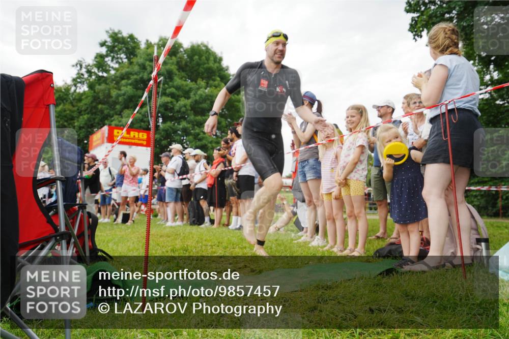 21.06.2026 - 29. Vierlanden-Triathlon LAZAROV Photography http://msf.ph/oto/9857457 21.06.2026 10:05:45 Schwimmen 395, 414, 429, 448 meine-sportfotos.de