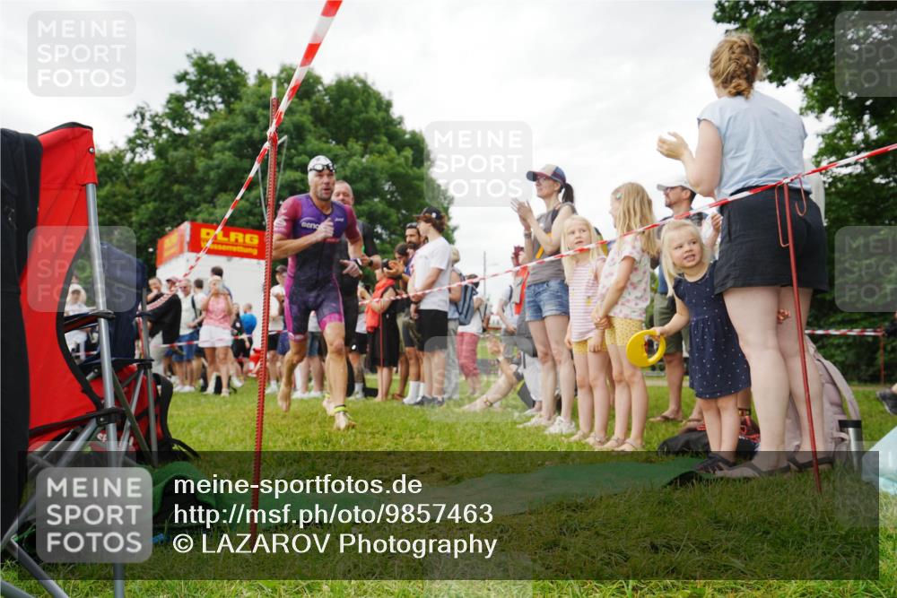 21.06.2026 - 29. Vierlanden-Triathlon LAZAROV Photography http://msf.ph/oto/9857463 21.06.2026 10:05:47 Schwimmen 395, 414, 429, 448 meine-sportfotos.de