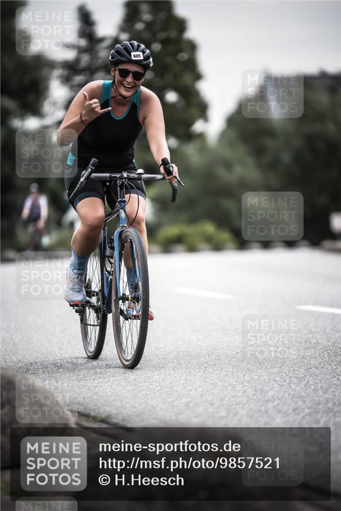 21.06.2026 - 29. Vierlanden-Triathlon H.Heesch http://msf.ph/oto/9857521 21.06.2026 10:29:39 Radfahren 14, 524, 557, 605 meine-sportfotos.de