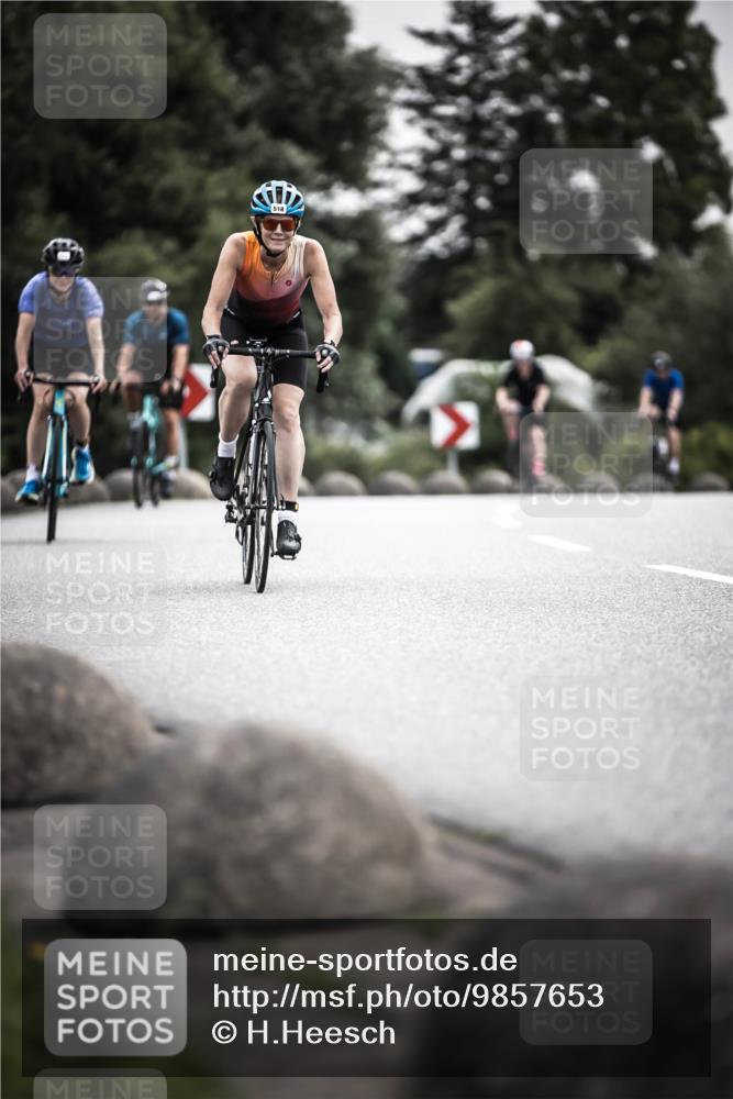21.06.2026 - 29. Vierlanden-Triathlon H.Heesch http://msf.ph/oto/9857653 21.06.2026 10:29:48 Radfahren 22, 113, 518, 548, 557, 571 meine-sportfotos.de