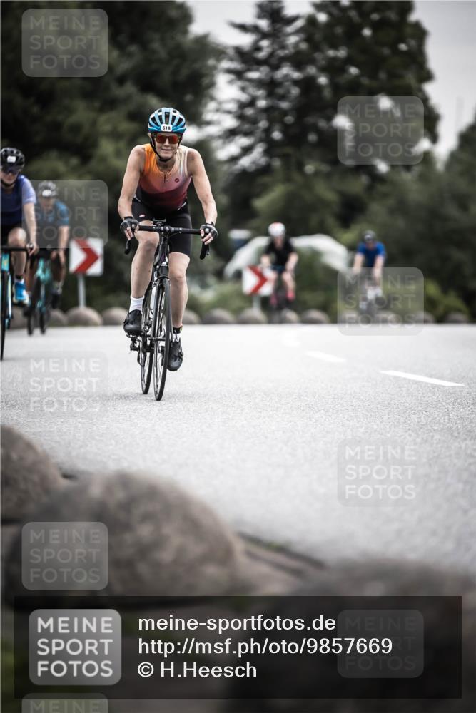 21.06.2026 - 29. Vierlanden-Triathlon H.Heesch http://msf.ph/oto/9857669 21.06.2026 10:29:48 Radfahren 22, 113, 518, 548, 557, 571 meine-sportfotos.de