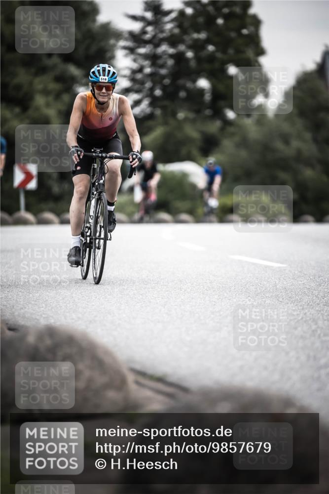 21.06.2026 - 29. Vierlanden-Triathlon H.Heesch http://msf.ph/oto/9857679 21.06.2026 10:29:48 Radfahren 22, 113, 518, 548, 557, 571 meine-sportfotos.de