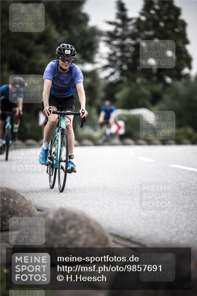 21.06.2026 - 29. Vierlanden-Triathlon H.Heesch http://msf.ph/oto/9857691 21.06.2026 10:29:50 Radfahren 22, 113, 518, 548, 571 meine-sportfotos.de
