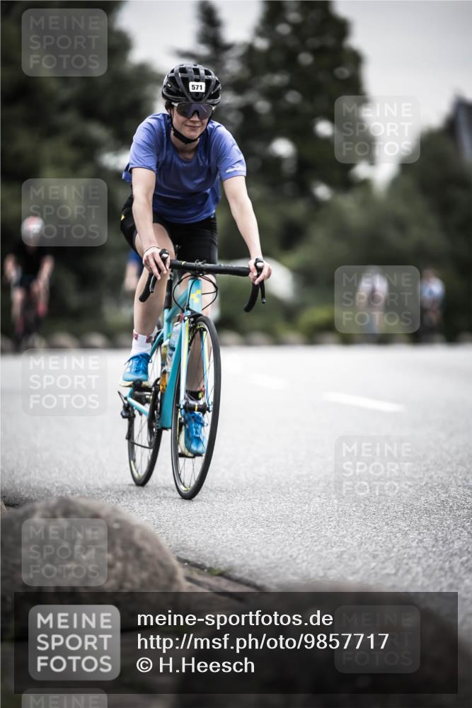 21.06.2026 - 29. Vierlanden-Triathlon H.Heesch http://msf.ph/oto/9857717 21.06.2026 10:29:50 Radfahren 22, 113, 518, 548, 571 meine-sportfotos.de