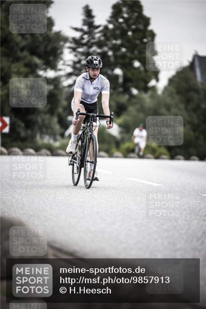 21.06.2026 - 29. Vierlanden-Triathlon H.Heesch http://msf.ph/oto/9857913 21.06.2026 10:30:04 Radfahren 2, 56, 72, 274, 284, 304, 497, 572 meine-sportfotos.de