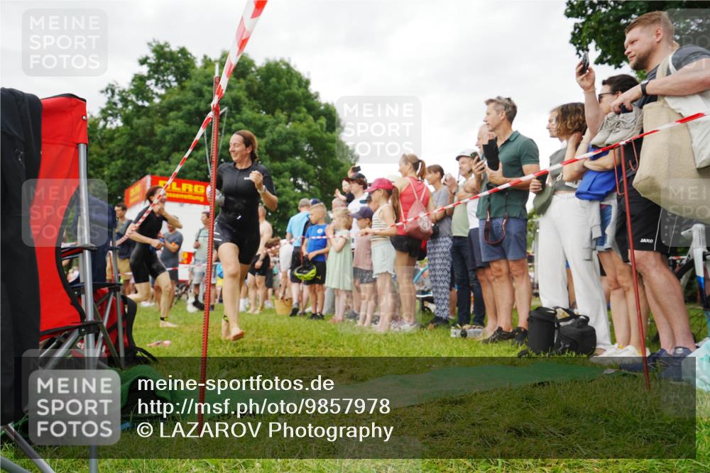 21.06.2026 - 29. Vierlanden-Triathlon LAZAROV Photography http://msf.ph/oto/9857978 21.06.2026 10:18:00 Schwimmen 481, 553, 563 meine-sportfotos.de