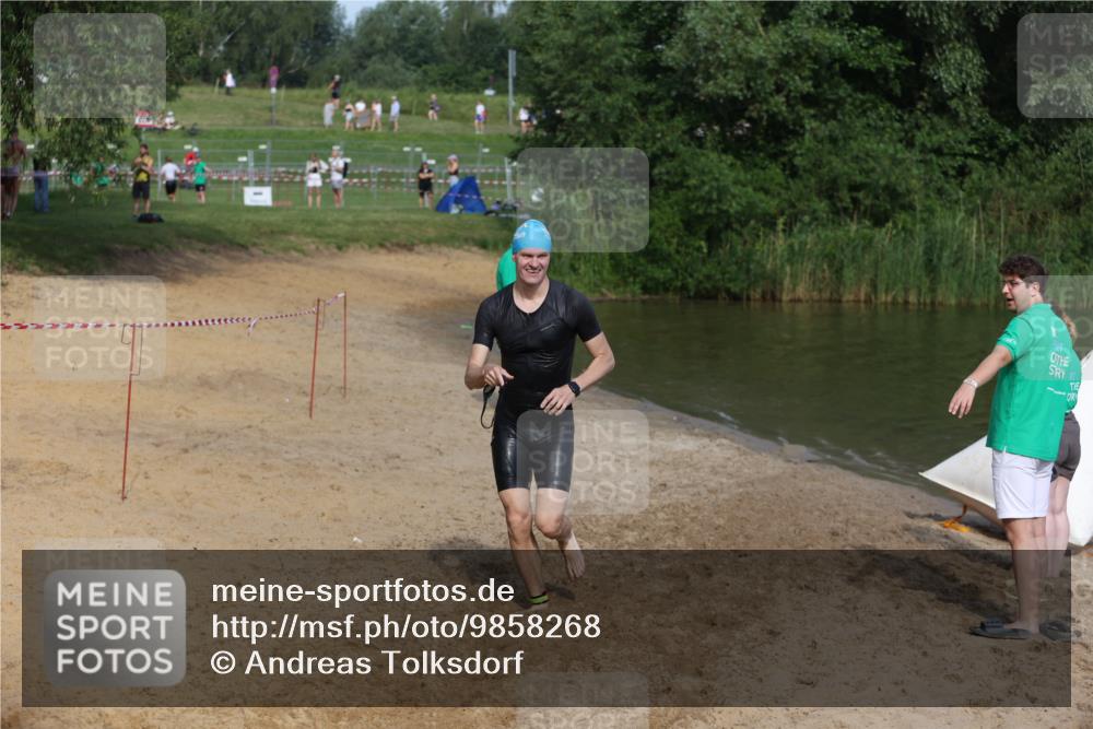 21.06.2026 - 29. Vierlanden-Triathlon Andreas Tolksdorf http://msf.ph/oto/9858268 21.06.2026 09:02:38 Schwimmen 128 meine-sportfotos.de