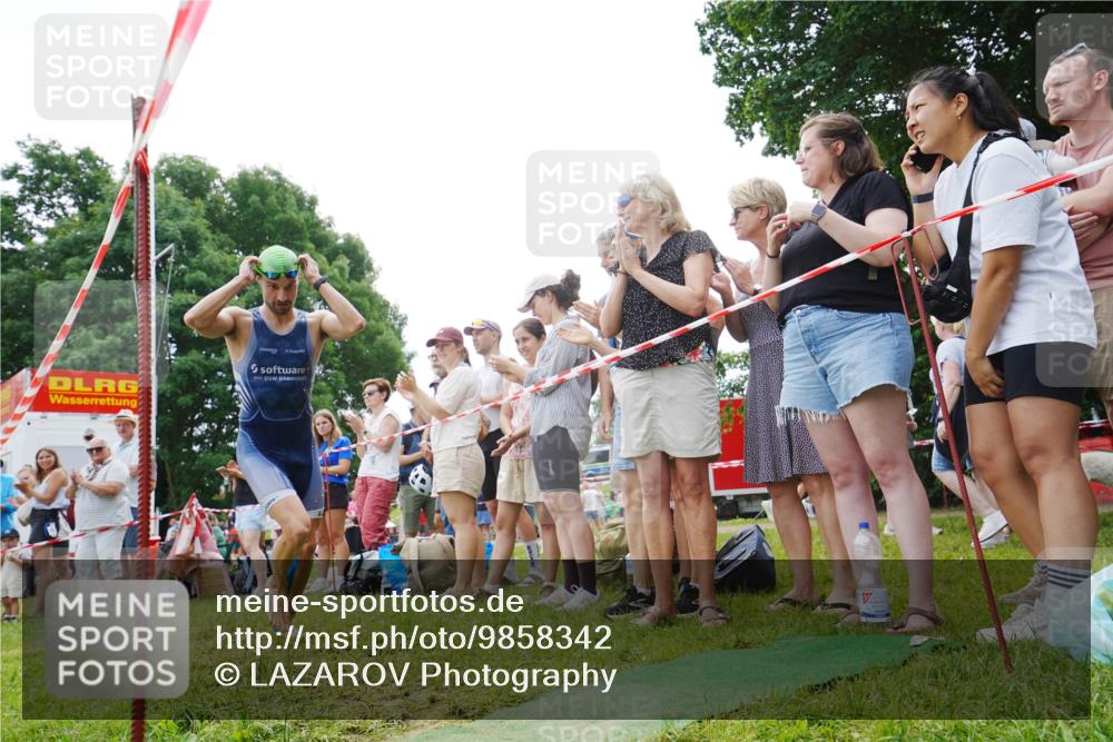 21.06.2026 - 29. Vierlanden-Triathlon LAZAROV Photography http://msf.ph/oto/9858342 21.06.2026 10:54:50 Schwimmen 667, 704 meine-sportfotos.de
