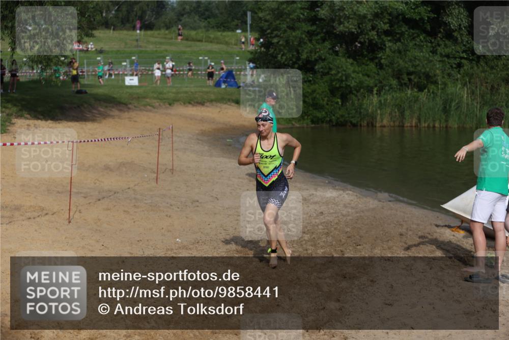 21.06.2026 - 29. Vierlanden-Triathlon Andreas Tolksdorf http://msf.ph/oto/9858441 21.06.2026 09:03:29 Schwimmen 241, 288 meine-sportfotos.de