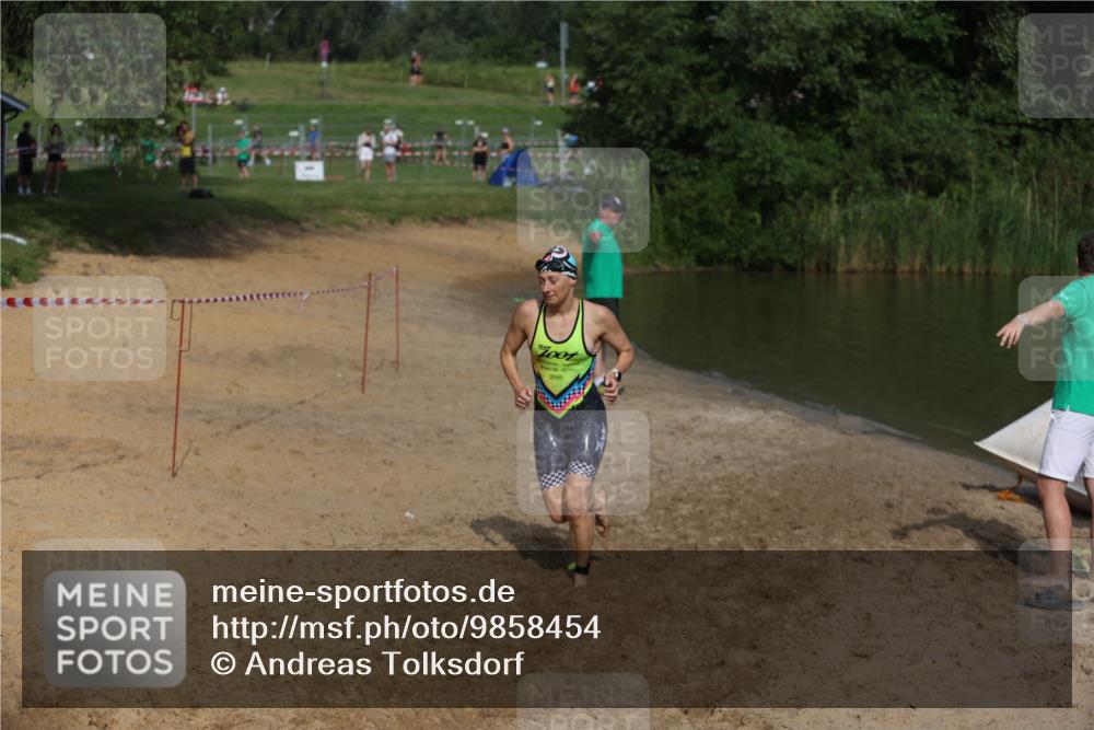21.06.2026 - 29. Vierlanden-Triathlon Andreas Tolksdorf http://msf.ph/oto/9858454 21.06.2026 09:03:29 Schwimmen 241, 288 meine-sportfotos.de