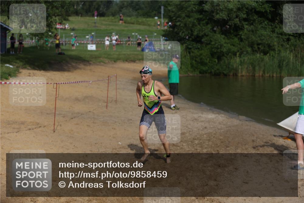 21.06.2026 - 29. Vierlanden-Triathlon Andreas Tolksdorf http://msf.ph/oto/9858459 21.06.2026 09:03:29 Schwimmen 241, 288 meine-sportfotos.de