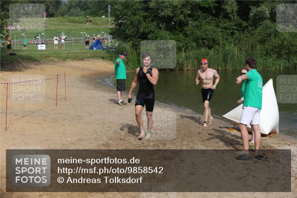 21.06.2026 - 29. Vierlanden-Triathlon Andreas Tolksdorf http://msf.ph/oto/9858542 21.06.2026 09:03:34 Schwimmen 288, 302 meine-sportfotos.de