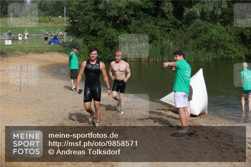 21.06.2026 - 29. Vierlanden-Triathlon Andreas Tolksdorf http://msf.ph/oto/9858571 21.06.2026 09:03:35 Schwimmen 288, 302 meine-sportfotos.de