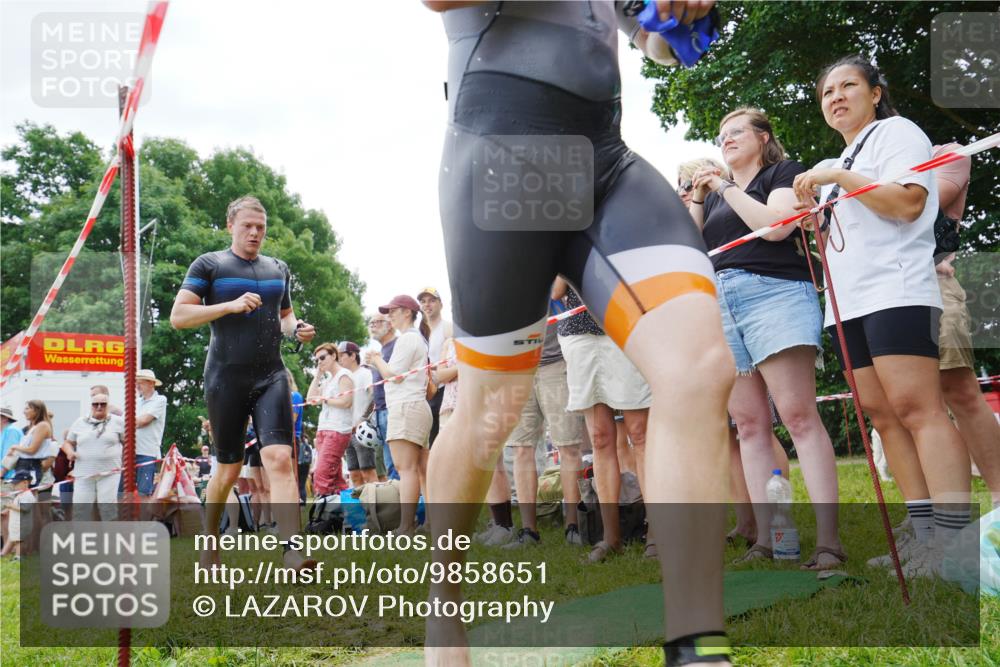 21.06.2026 - 29. Vierlanden-Triathlon LAZAROV Photography http://msf.ph/oto/9858651 21.06.2026 10:58:20 Schwimmen 668, 715, 719 meine-sportfotos.de