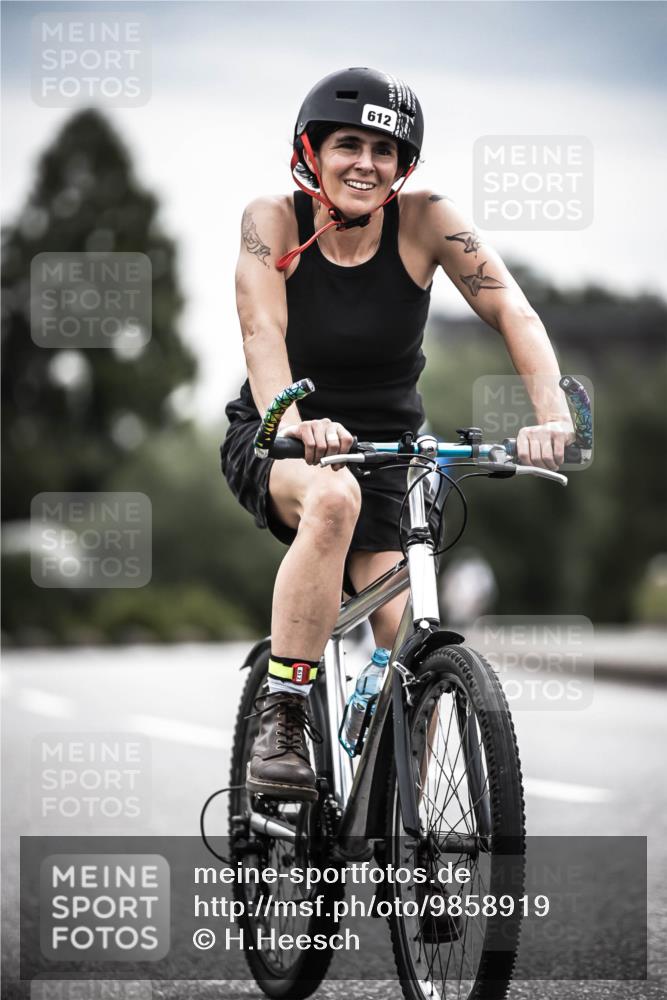 21.06.2026 - 29. Vierlanden-Triathlon H.Heesch http://msf.ph/oto/9858919 21.06.2026 10:31:20 Radfahren 265, 498, 612 meine-sportfotos.de