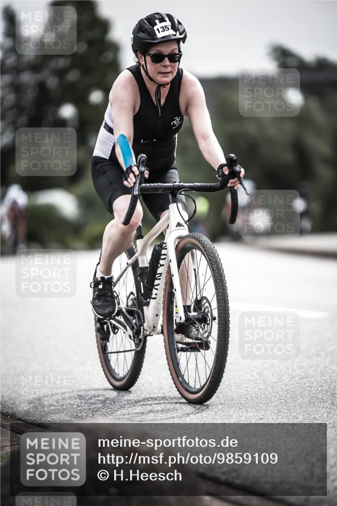 21.06.2026 - 29. Vierlanden-Triathlon H.Heesch http://msf.ph/oto/9859109 21.06.2026 10:31:45 Radfahren 123, 202, 226, 308, 389, 1357 meine-sportfotos.de