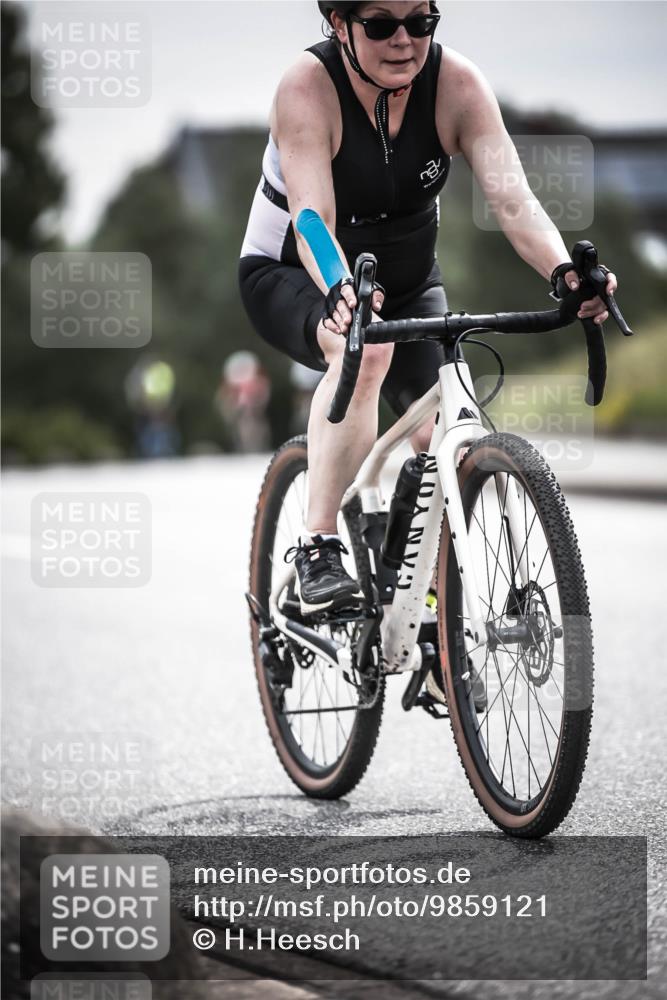 21.06.2026 - 29. Vierlanden-Triathlon H.Heesch http://msf.ph/oto/9859121 21.06.2026 10:31:45 Radfahren 123, 202, 226, 308, 389, 1357 meine-sportfotos.de