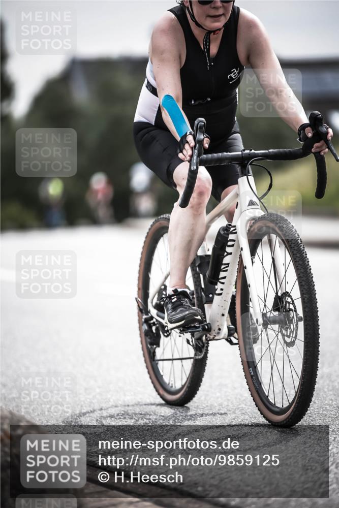 21.06.2026 - 29. Vierlanden-Triathlon H.Heesch http://msf.ph/oto/9859125 21.06.2026 10:31:45 Radfahren 123, 202, 226, 308, 389, 1357 meine-sportfotos.de