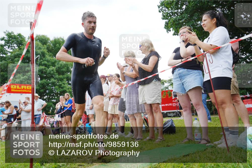 21.06.2026 - 29. Vierlanden-Triathlon LAZAROV Photography http://msf.ph/oto/9859136 21.06.2026 11:00:34 Schwimmen 696, 712 meine-sportfotos.de