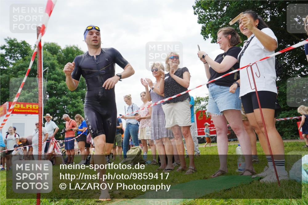 21.06.2026 - 29. Vierlanden-Triathlon LAZAROV Photography http://msf.ph/oto/9859417 21.06.2026 11:03:24 Schwimmen 695, 703, 713 meine-sportfotos.de
