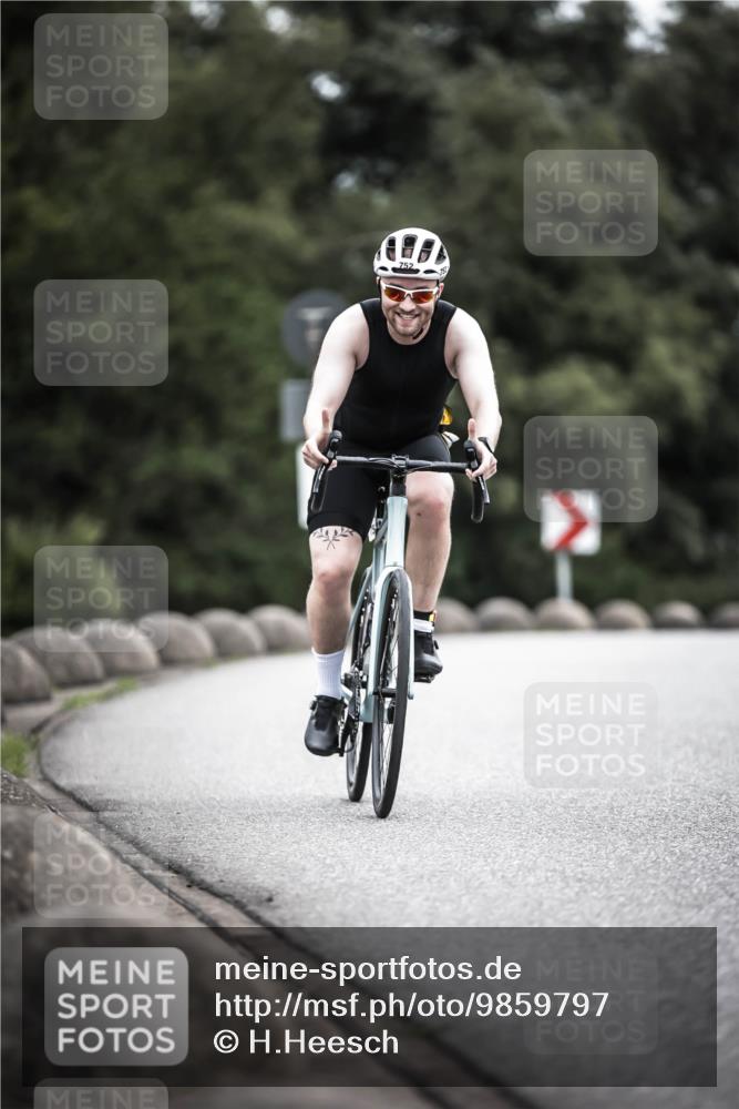 21.06.2026 - 29. Vierlanden-Triathlon H.Heesch http://msf.ph/oto/9859797 21.06.2026 12:06:13 Radfahren 264, 752, 829, 837, 913, 919, 941, 956, 965, 972, 975 meine-sportfotos.de