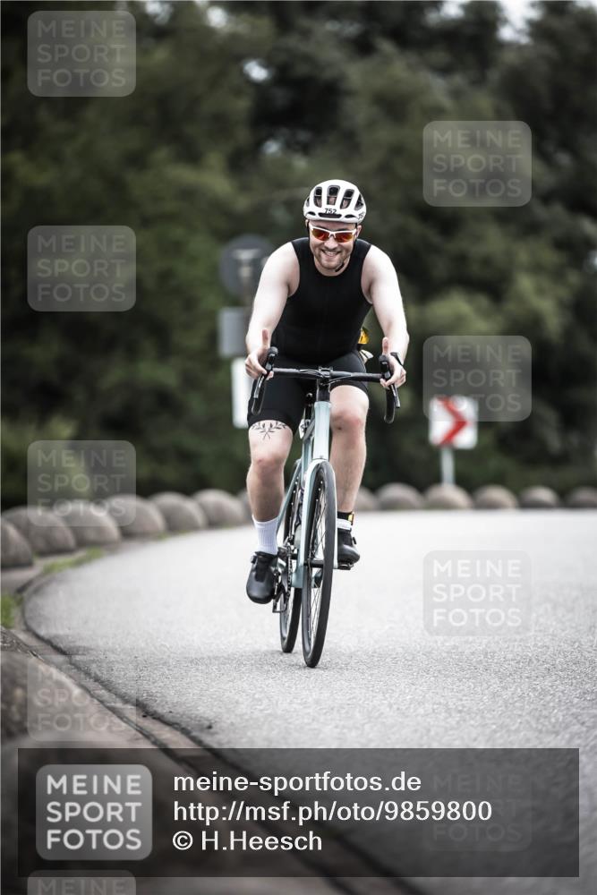 21.06.2026 - 29. Vierlanden-Triathlon H.Heesch http://msf.ph/oto/9859800 21.06.2026 12:06:13 Radfahren 264, 752, 829, 837, 913, 919, 941, 956, 965, 972, 975 meine-sportfotos.de