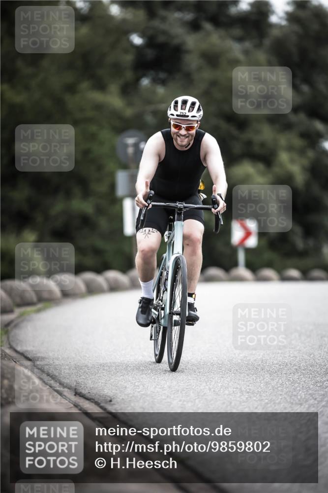 21.06.2026 - 29. Vierlanden-Triathlon H.Heesch http://msf.ph/oto/9859802 21.06.2026 12:06:13 Radfahren 264, 752, 829, 837, 913, 919, 941, 956, 965, 972, 975 meine-sportfotos.de
